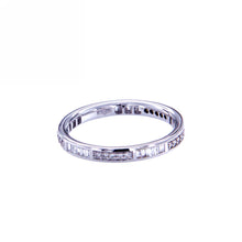 BUGUETTE - ROUND DIAMOND RING